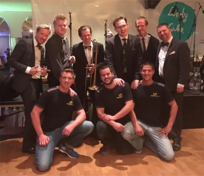 Gruppenfoto der Band Soundstation mit den Gentlemen and Gangsters nach einem Konzert auf der Bühne
