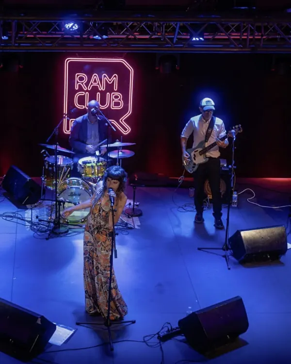 Sängerin Maria Carbonell mit ihrer Band auf einer blau beleuchteten Bühne im RAM Club