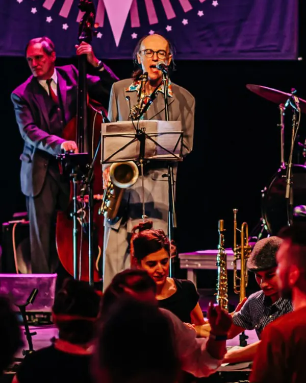 The Rhythm Outlines spielen live mit Kontrabass und Saxofon vor Publikum