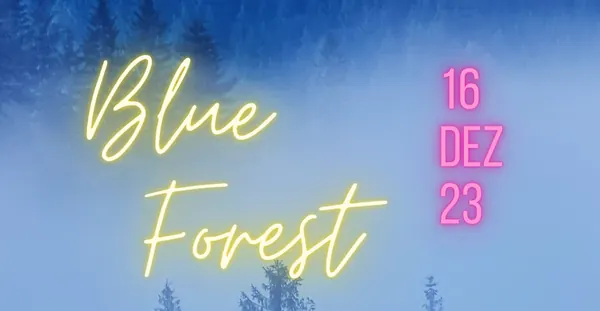 Blue Forest Banner, 16. Dezember 2023: leuchtende Neonschrift über nebligem blauem Wald