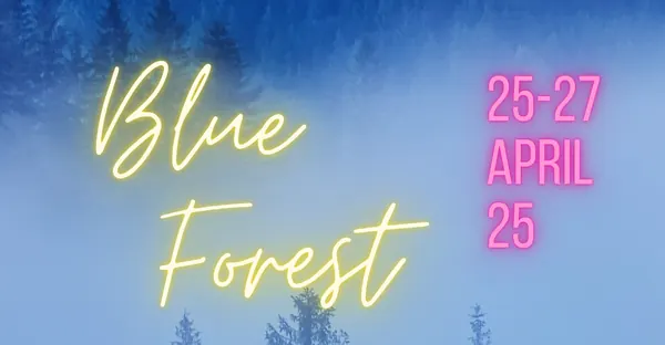 Blue Forest Banner, 25.–27. April 2025: leuchtende Neonschrift über nebligem blauem Wald