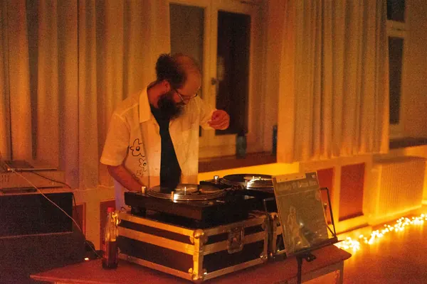 Blue Forest 2023: Ein bärtiger DJ legt an Plattenspielern zwischen Lichterketten Vinyl auf