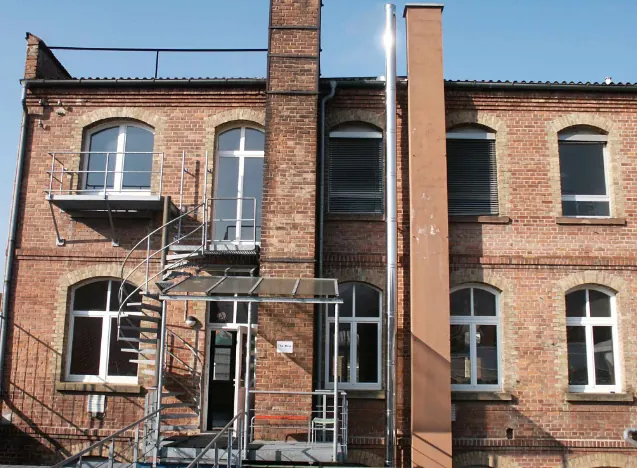 Backsteingebäude des Move in Freiburg mit Außenwendeltreppe